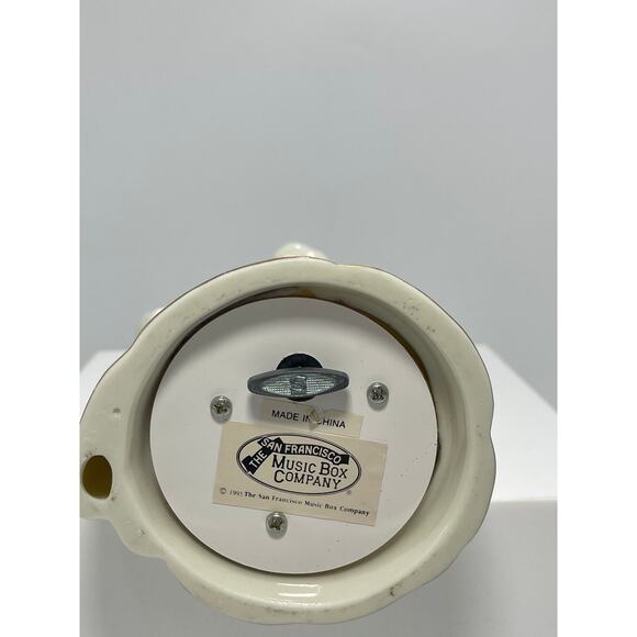 San Francisco Music Box White Porcelain Bride Groom Figurine Plays Wedding March - Picture 4 of 8